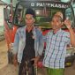Bapak Heji Kopiah Hitam bersama keluarganya mengucapkan terimakasih usai dibantu air bersih dari Ormas Madas Nusantara DPK Kecamatan Pagantenan. Kamis, 01/10/2026.