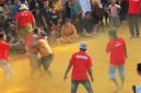 Warga saat adu gulat Okol, melestarikan tradisi budaya untuk meminta diturunkan hujan. Jumat, 02/10/2026.