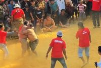 Warga saat adu gulat Okol, melestarikan tradisi budaya untuk meminta diturunkan hujan. Jumat, 02/10/2026.