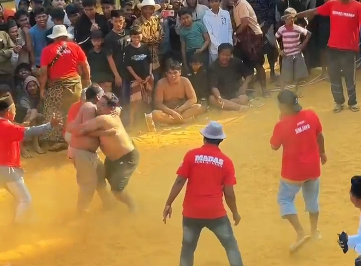 Warga saat adu gulat Okol, melestarikan tradisi budaya untuk meminta diturunkan hujan. Jumat, 02/10/2026.