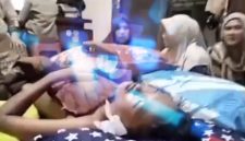 Foto Inisial AL saat berbaring lemas tudak bisa bergerak, karena seluruh badannya ada yang patah akibat dugaan penganiayaan oleh teman santrinya di salah satu ponpes kecamatan batumarmar Pamekasan.