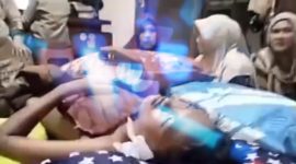 Foto Inisial AL saat berbaring lemas tudak bisa bergerak, karena seluruh badannya ada yang patah akibat dugaan penganiayaan oleh teman santrinya di salah satu ponpes kecamatan batumarmar Pamekasan. 