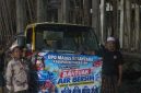 Lutfi Rizal Sekretaris DPK Madas Nusantara Kecamatan Pagantenan bersama Kiyai Mansur saat mendistribusikan air untuk pembangunan masjid di Desa Plakpak Pamekasan. Senin, 4/10/2026