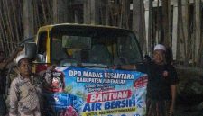 Lutfi Rizal Sekretaris DPK Madas Nusantara Kecamatan Pagantenan bersama Kiyai Mansur saat mendistribusikan air untuk pembangunan masjid di Desa Plakpak Pamekasan. Senin, 4/10/2026