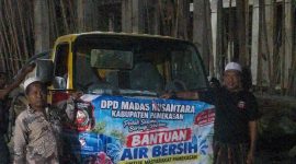 Lutfi Rizal Sekretaris DPK Madas Nusantara Kecamatan Pagantenan bersama Kiyai Mansur saat mendistribusikan air untuk pembangunan masjid di Desa Plakpak Pamekasan. Senin, 4/10/2026