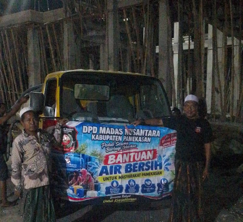 Lutfi Rizal Sekretaris DPK Madas Nusantara Kecamatan Pagantenan bersama Kiyai Mansur saat mendistribusikan air untuk pembangunan masjid di Desa Plakpak Pamekasan. Senin, 4/10/2026