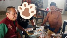Utoyo Rahmad Didampingi Abdus Samad usai di panggil penyidik dalam rangka memberikan keterangan yang sebenarnya kepada di hapan penyidik. Senin, 19/10/2026.