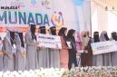 Caption: Santri PP Gedangan, Desa Daleman, Kecamatan Kedungdung, Kabupaten Sampang Saat Menerima Penghargaan dan Hadiah di Panggung Kompetisi (Sumber Foto: Mas Badrus Sholeh Zeid For Pilar Pos)