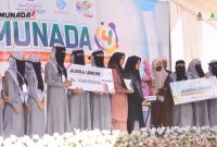 Caption: Santri PP Gedangan, Desa Daleman, Kecamatan Kedungdung, Kabupaten Sampang Saat Menerima Penghargaan dan Hadiah di Panggung Kompetisi (Sumber Foto: Mas Badrus Sholeh Zeid For Pilar Pos)