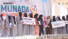 Caption: Santri PP Gedangan, Desa Daleman, Kecamatan Kedungdung, Kabupaten Sampang Saat Menerima Penghargaan dan Hadiah di Panggung Kompetisi (Sumber Foto: Mas Badrus Sholeh Zeid For Pilar Pos)