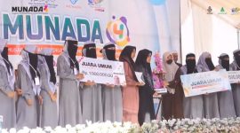 Caption: Santri PP Gedangan, Desa Daleman, Kecamatan Kedungdung, Kabupaten Sampang Saat Menerima Penghargaan dan Hadiah di Panggung Kompetisi (Sumber Foto: Mas Badrus Sholeh Zeid For Pilar Pos)