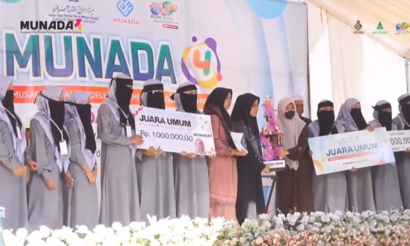Caption: Santri PP Gedangan, Desa Daleman, Kecamatan Kedungdung, Kabupaten Sampang Saat Menerima Penghargaan dan Hadiah di Panggung Kompetisi (Sumber Foto: Mas Badrus Sholeh Zeid For Pilar Pos)
