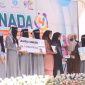 Caption: Santri PP Gedangan, Desa Daleman, Kecamatan Kedungdung, Kabupaten Sampang Saat Menerima Penghargaan dan Hadiah di Panggung Kompetisi (Sumber Foto: Mas Badrus Sholeh Zeid For Pilar Pos)