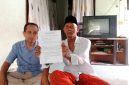 Hasan Basri (saudara tertua) dari putra Kamariyah, didampingi Abdus Samad Ketua DPD Madas Nusantara saat ditemui di rumahnya. Jalan Syamsul Arifin. Kabupaten Sampang. Rabu, 21/10/2026.