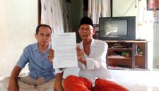 Hasan Basri (saudara tertua) dari putra Kamariyah, didampingi Abdus Samad Ketua DPD Madas Nusantara saat ditemui di rumahnya. Jalan Syamsul Arifin. Kabupaten Sampang. Rabu, 21/10/2026.
