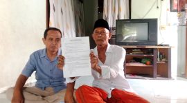 Hasan Basri (saudara tertua) dari putra Kamariyah, didampingi Abdus Samad Ketua DPD Madas Nusantara saat ditemui di rumahnya. Jalan Syamsul Arifin. Kabupaten Sampang. Rabu, 21/10/2026.