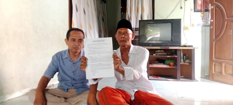 Hasan Basri (saudara tertua) dari putra Kamariyah, didampingi Abdus Samad Ketua DPD Madas Nusantara saat ditemui di rumahnya. Jalan Syamsul Arifin. Kabupaten Sampang. Rabu, 21/10/2026.