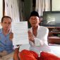 Hasan Basri (saudara tertua) dari putra Kamariyah, didampingi Abdus Samad Ketua DPD Madas Nusantara saat ditemui di rumahnya. Jalan Syamsul Arifin. Kabupaten Sampang. Rabu, 21/10/2026.