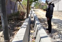 Caption: Seorang Wartawan Saat Berada di Lokasi Proyek Saluran Drainase di Desa Baruh, Sumber Anggaran Tak Jelas (Sumber Foto: Agus Junaidi/Pilar Pos)