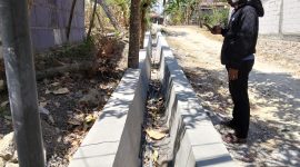 Caption: Seorang Wartawan Saat Berada di Lokasi Proyek Saluran Drainase di Desa Baruh, Sumber Anggaran Tak Jelas (Sumber Foto: Agus Junaidi/Pilar Pos)