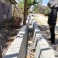 Caption: Seorang Wartawan Saat Berada di Lokasi Proyek Saluran Drainase di Desa Baruh, Sumber Anggaran Tak Jelas (Sumber Foto: Agus Junaidi/Pilar Pos)
