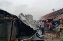 Caption: Situasi saat pemadaman kebakaran di Pasar Tambelangan, Kabupaten Sampang (Sumber Foto: Polsek Tambelangan For Pilar Pos)