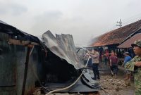 Caption: Situasi saat pemadaman kebakaran di Pasar Tambelangan, Kabupaten Sampang (Sumber Foto: Polsek Tambelangan For Pilar Pos)