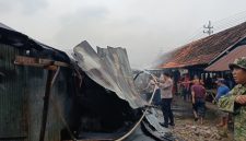 Caption: Situasi saat pemadaman kebakaran di Pasar Tambelangan, Kabupaten Sampang (Sumber Foto: Polsek Tambelangan For Pilar Pos)