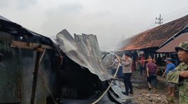 Caption: Situasi saat pemadaman kebakaran di Pasar Tambelangan, Kabupaten Sampang (Sumber Foto: Polsek Tambelangan For Pilar Pos)