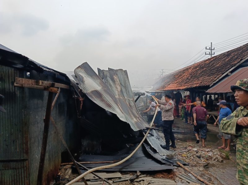 Caption: Situasi saat pemadaman kebakaran di Pasar Tambelangan, Kabupaten Sampang (Sumber Foto: Polsek Tambelangan For Pilar Pos)