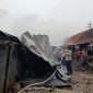 Caption: Situasi saat pemadaman kebakaran di Pasar Tambelangan, Kabupaten Sampang (Sumber Foto: Polsek Tambelangan For Pilar Pos)
