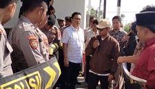 Massa dari DEAR JATIM menyatakan siap mengawal kasus ini ke jenjang yang lebih tinggi, yakni Polda Jawa Timur hingga Mabes Polri.. 