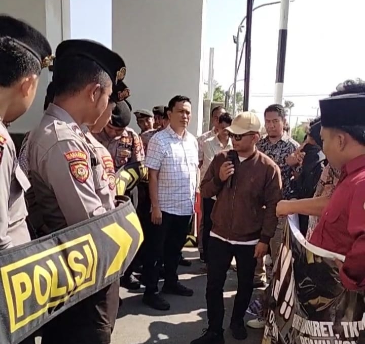 Massa dari DEAR JATIM menyatakan siap mengawal kasus ini ke jenjang yang lebih tinggi, yakni Polda Jawa Timur hingga Mabes Polri.. 