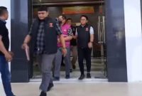 Caption: WRM Mantan Bendahara Pengeluaran RSUD dr Mohammad Zyn  Kabupaten Sampang saat Keluar dari Kantor Kejari Sampang dan Dibawa ke Rutan Kelas IIB Sampang (Sumber Foto: Istimewa/Pilar Pos)