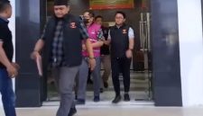Caption: WRM Mantan Bendahara Pengeluaran RSUD dr Mohammad Zyn Kabupaten Sampang saat Keluar dari Kantor Kejari Sampang dan Dibawa ke Rutan Kelas IIB Sampang (Sumber Foto: Istimewa/Pilar Pos)