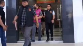 Caption: WRM Mantan Bendahara Pengeluaran RSUD dr Mohammad Zyn  Kabupaten Sampang saat Keluar dari Kantor Kejari Sampang dan Dibawa ke Rutan Kelas IIB Sampang (Sumber Foto: Istimewa/Pilar Pos)
