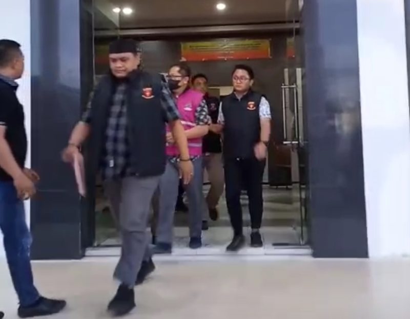 Caption: WRM Mantan Bendahara Pengeluaran RSUD dr Mohammad Zyn  Kabupaten Sampang saat Keluar dari Kantor Kejari Sampang dan Dibawa ke Rutan Kelas IIB Sampang (Sumber Foto: Istimewa/Pilar Pos)