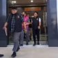 Caption: WRM Mantan Bendahara Pengeluaran RSUD dr Mohammad Zyn  Kabupaten Sampang saat Keluar dari Kantor Kejari Sampang dan Dibawa ke Rutan Kelas IIB Sampang (Sumber Foto: Istimewa/Pilar Pos)