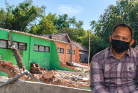 Caption: Achmad Rifai, Ketua LSM Lasbandra, dan lokasi proyek di SDN Komis 1 Kedungdung Sampang (Sumber Foto: Agus Junaidi/Pilar Pos)