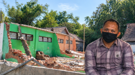 Caption: Achmad Rifai, Ketua LSM Lasbandra, dan lokasi proyek di SDN Komis 1 Kedungdung Sampang (Sumber Foto: Agus Junaidi/Pilar Pos)