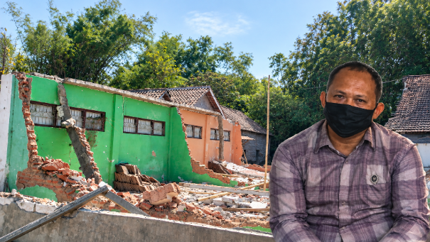 Caption: Achmad Rifai, Ketua LSM Lasbandra, dan lokasi proyek di SDN Komis 1 Kedungdung Sampang (Sumber Foto: Agus Junaidi/Pilar Pos)